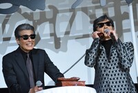 柴田恭兵（右）の「なんだって!?」に笑う舘ひろし（左）。