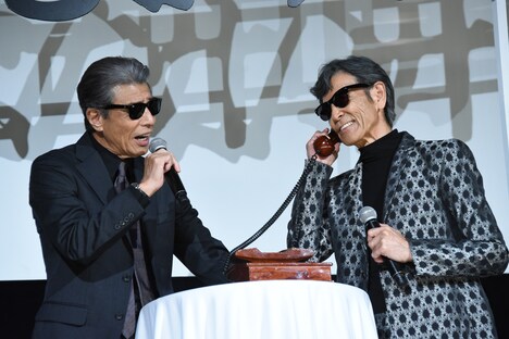 タカとユージのやり取りをステージ上で披露した舘ひろし(左)と柴田恭兵(右)。