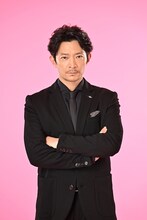 ドラマ「西園寺さんは家事をしない」で、カズト横井を演じる津田健次郎。