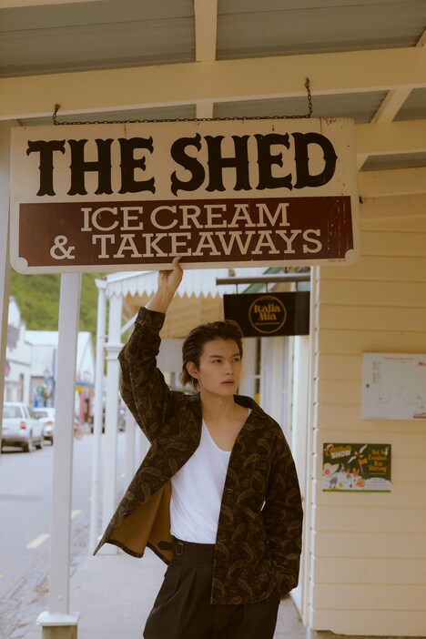 佐野勇斗写真集「Here, Now!」収録カット