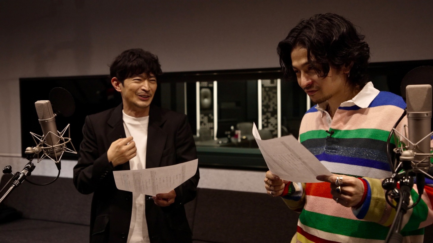 「スイッチインタビュー」より、録音ブースに入った津田健次郎（左）と常田大希（右）。
