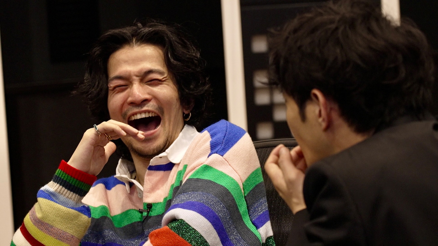 「スイッチインタビュー」より、談笑する常田大希（奥）と津田健次郎（手前）。