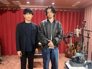 「スイッチインタビュー」より、津田健次郎(左)と常田大希(右)。