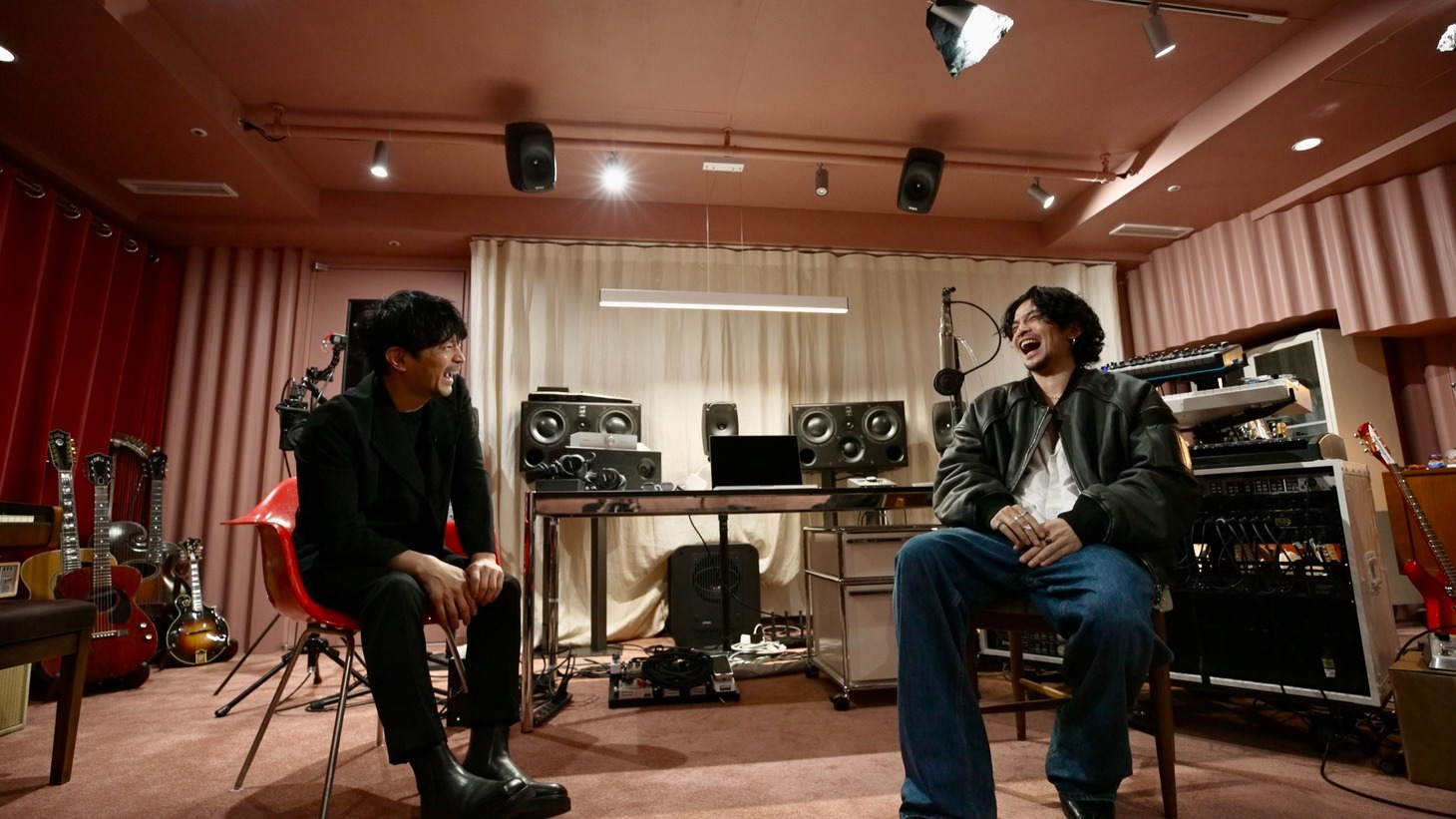 「スイッチインタビュー」より、話が盛り上がる津田健次郎（左）と常田大希（右）。