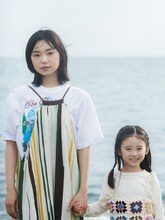 左から水季役の古川琴音、海役の泉谷星奈。