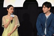 森優作（右）に感謝を伝える石原さとみ（左）。