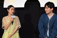 森優作（右）に感謝を伝える石原さとみ（左）。
