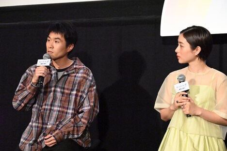 「言葉に血が通いすぎていた」と言う細川岳（左）の発言に耳を傾ける石原さとみ（右）。