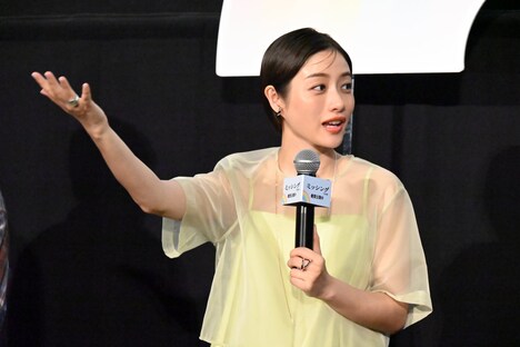 打ち上げのエピソードを披露する石原さとみ。