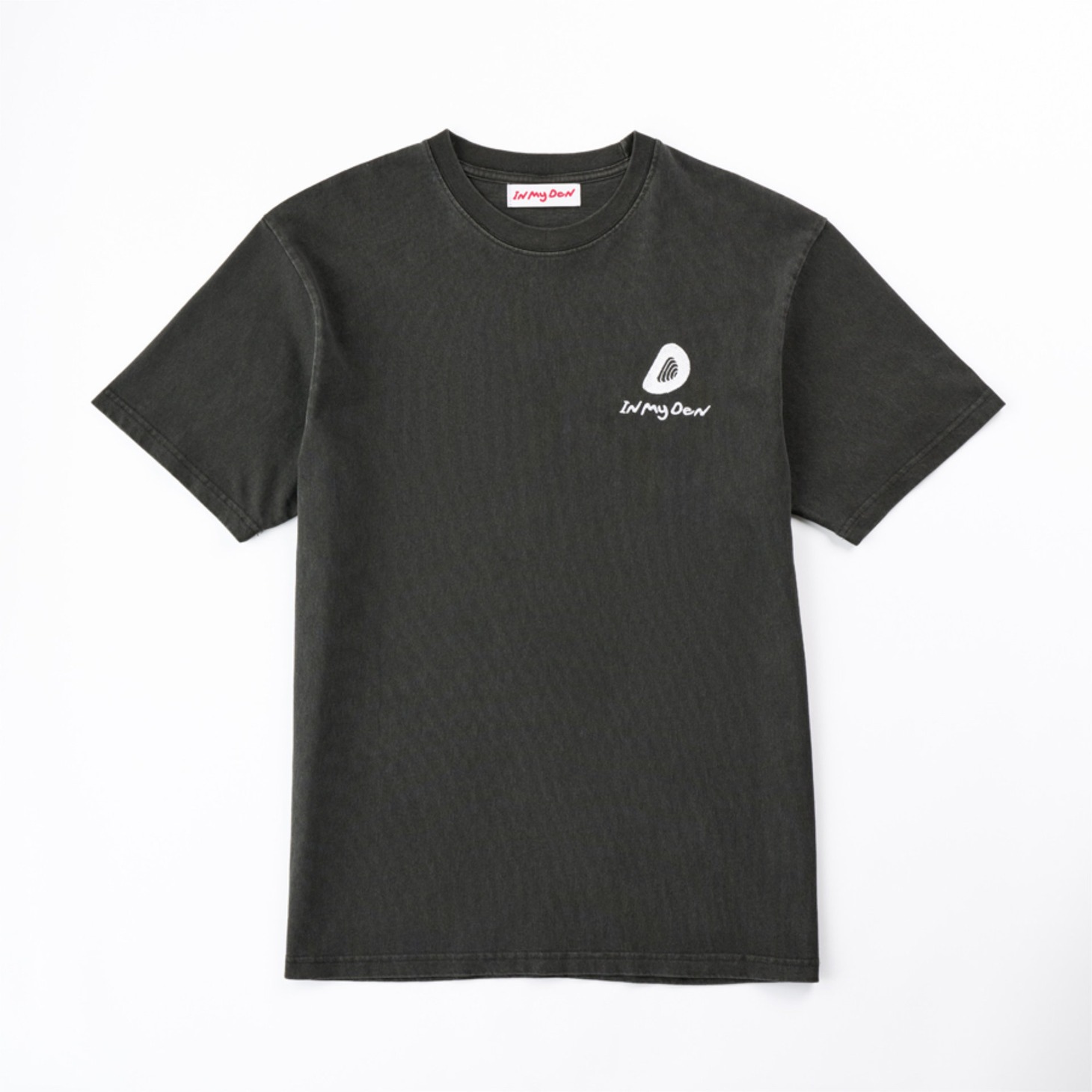 IN MY DENグッズのTシャツ（DEN）。