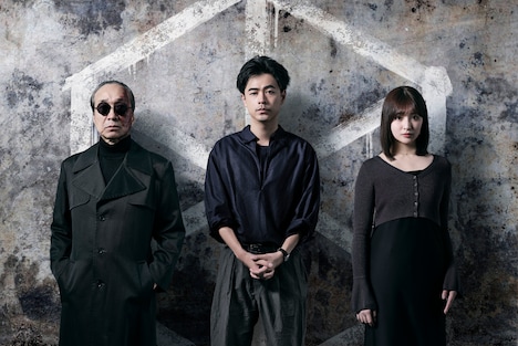 左から小日向文世、成田凌、吉川愛。