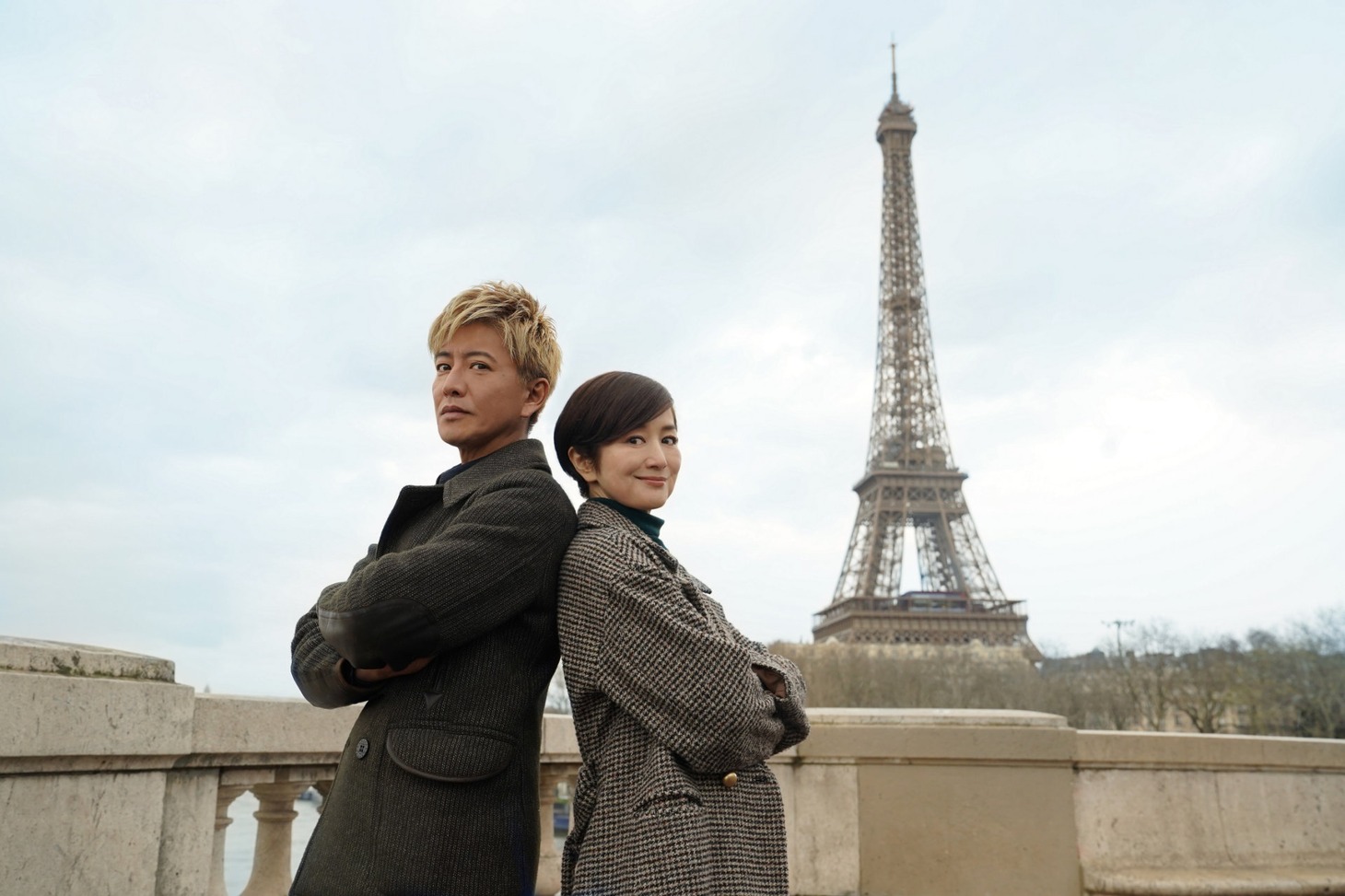 木村拓哉（左）と鈴木京香（右）。
