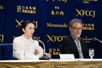 左から柴咲コウ、黒沢清。