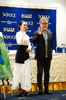 左から柴咲コウ、黒沢清。