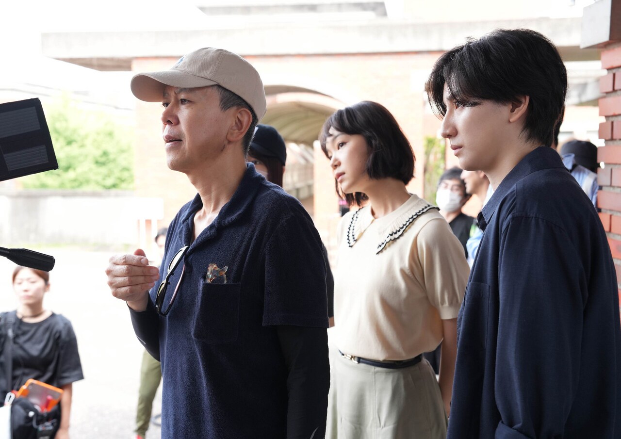 京本大我・古川琴音が真剣にモニタを見つめる、「言えない秘密」メイキング写真到着