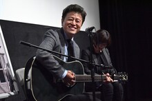 ギターを弾き語るクォン・ヘヒョ。