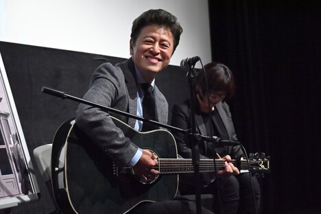 ギターを弾き語るクォン・ヘヒョ。