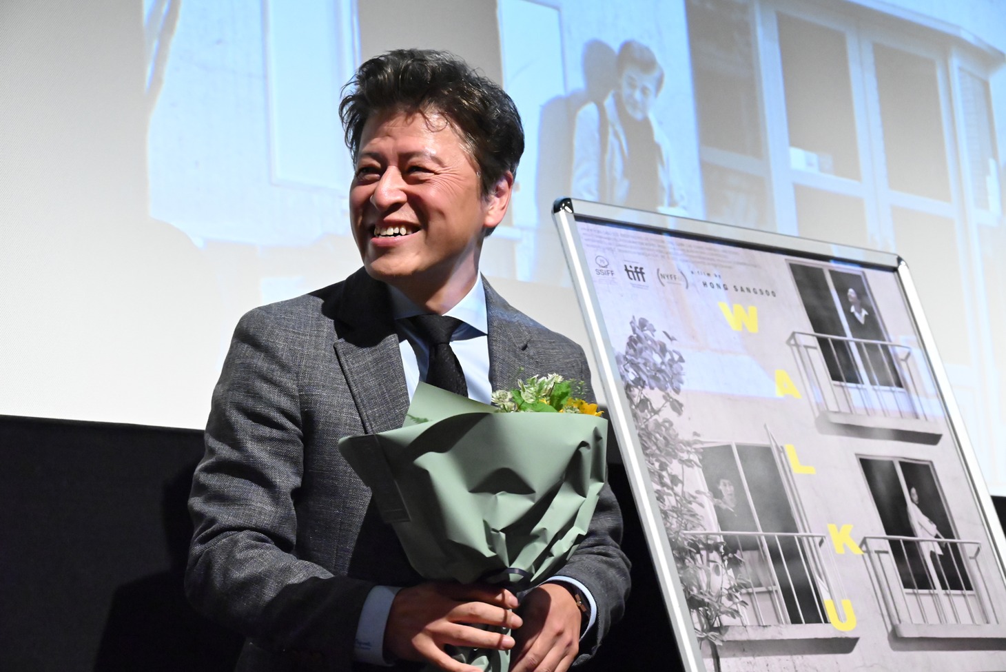 花束を手にしたクォン・ヘヒョ。