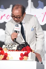 誕生日ケーキをのぞき込む平泉成。
