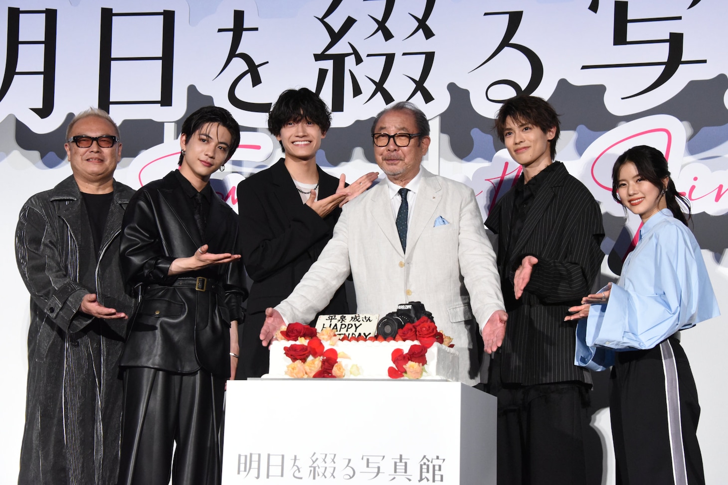 「明日を綴る写真館」初日舞台挨拶の様子。左から秋山純、田中洸希、佐野晶哉、平泉成、嘉島陸、咲貴。