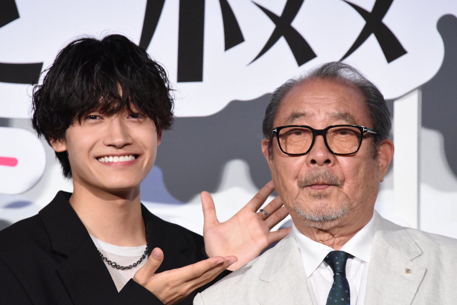 左から佐野晶哉、平泉成。