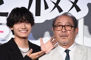 左から佐野晶哉、平泉成。