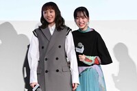 ケーキの登場を喜ぶ新垣結衣（左）と早瀬憩（右）。