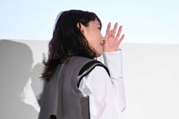 涙を拭う新垣結衣。