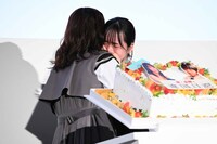 手紙を読み終えた早瀬憩（右）を抱きしめる新垣結衣（左）。