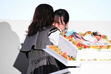 手紙を読み終えた早瀬憩（右）を抱きしめる新垣結衣（左）。