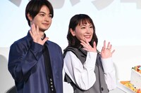 左から瀬戸康史、新垣結衣。