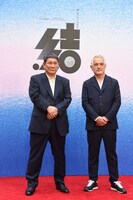 左から北野武、エルベ・シャンデス。