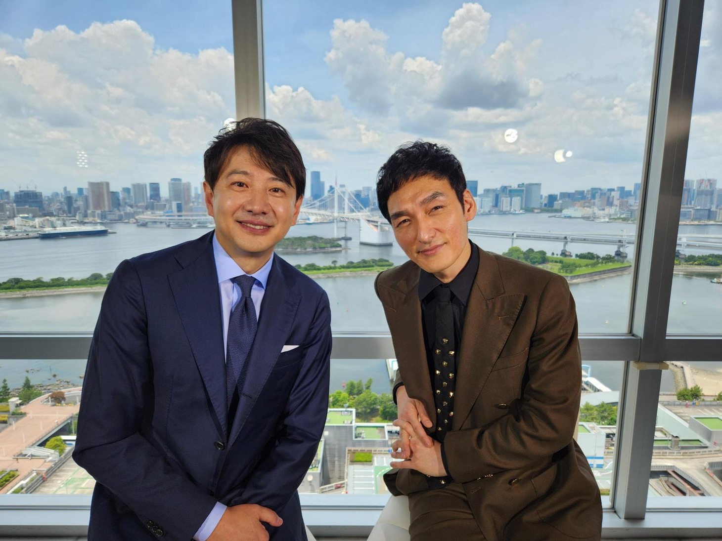 左から青井実、草なぎ剛。
