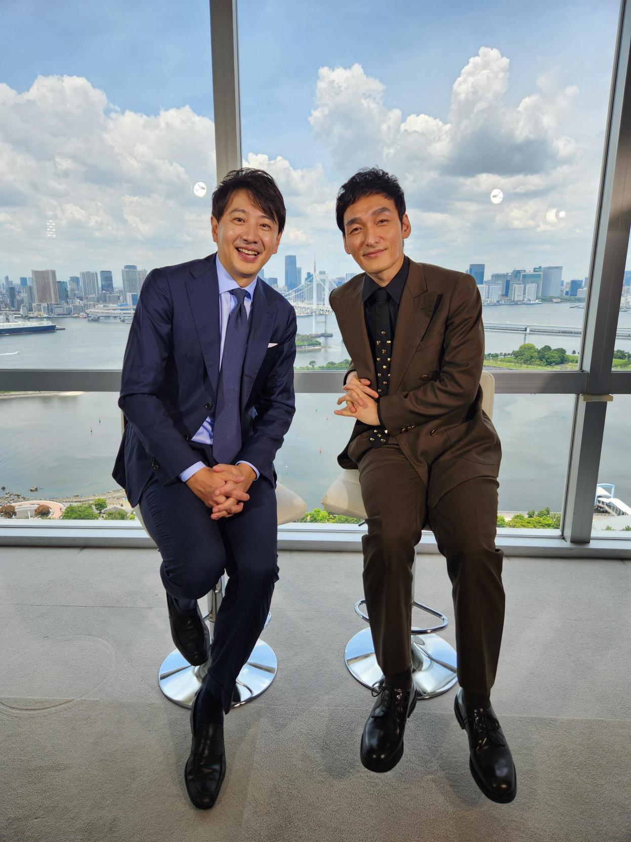左から青井実、草なぎ剛。