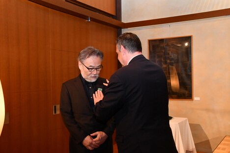 芸術文化勲章オフィシエの叙勲式の様子。