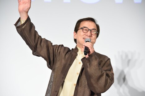 観客に手を振るジャッキー・チェン。