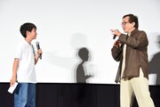 「役者になれます。指導しますよ」と山田くん（左）に太鼓判を押すジャッキー・チェン（右）。