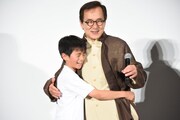 山田くん（左）とハグをするジャッキー・チェン（右）。