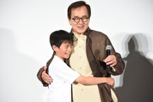 山田くん（左）とハグをするジャッキー・チェン（右）。