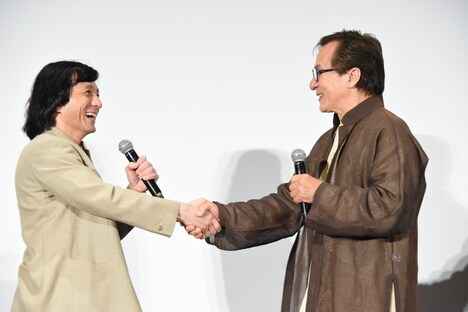 ジャッキーちゃん（左）と握手するジャッキー・チェン（右）。