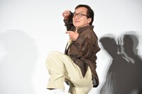 “酔拳”ポーズを披露するジャッキー・チェン。