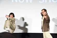 “酔拳”ポーズを披露するジャッキーちゃん（左）とジャッキー・チェン（右）。