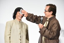 ジャッキーちゃん（左）の汗を拭いてあげるジャッキー・チェン（右）。