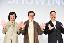 「おかえり、ありがとう、ジャッキー！映画『ライド・オン』集大成 舞台挨拶」の様子。左からジャッキーちゃん、ジャッキー・チェン、ラリー・ヤン。