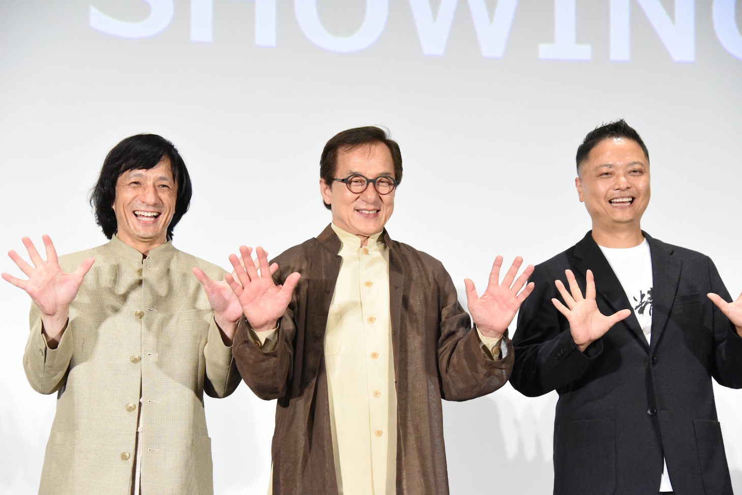 「おかえり、ありがとう、ジャッキー！映画『ライド・オン』集大成 舞台挨拶」の様子。左からジャッキーちゃん、ジャッキー・チェン、ラリー・ヤン。