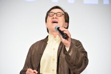 「青春故事」を歌唱するジャッキー・チェン。