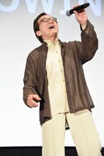 「青春故事」を歌唱するジャッキー・チェン。