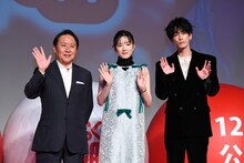 左から武内英樹、永野芽郁、佐藤健。