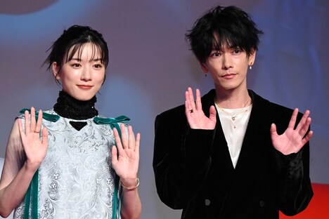 左から永野芽郁、佐藤健。