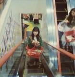 「君の住む街 復刻版」より、岡本夏美。